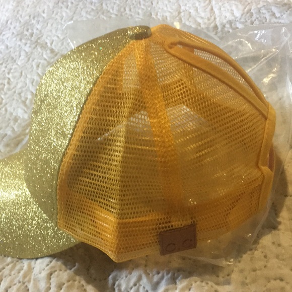 Sparkly ponytail hat - Picture 3 of 5